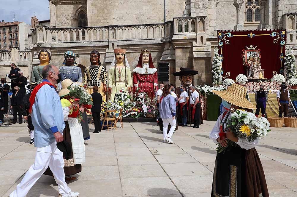 Fotos: La ofrenda floral a Santa María la Mayor en Burgos ha vuelto a la calle