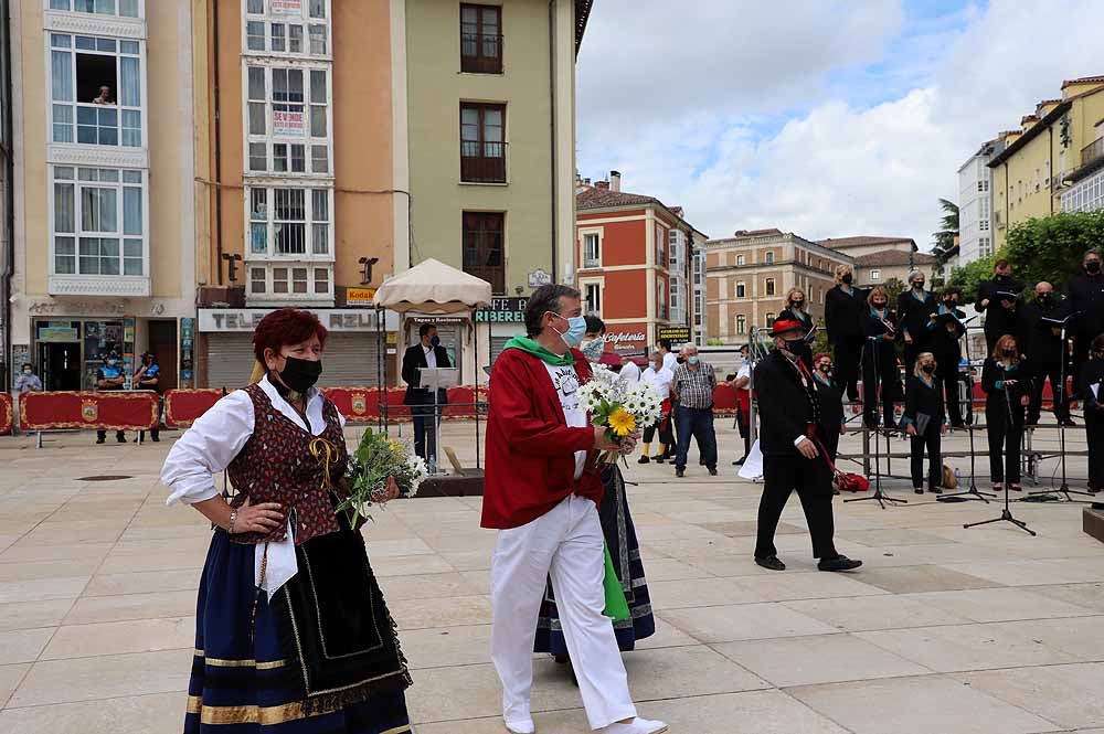 Fotos: La ofrenda floral a Santa María la Mayor en Burgos ha vuelto a la calle