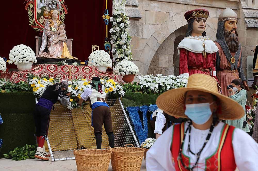 Fotos: La ofrenda floral a Santa María la Mayor en Burgos ha vuelto a la calle