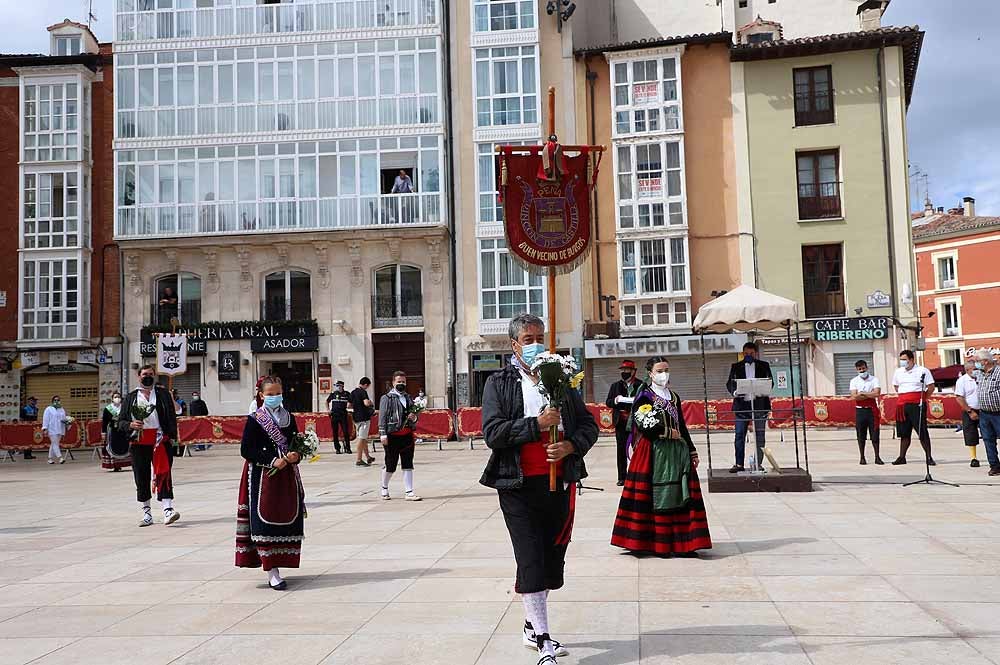 Fotos: La ofrenda floral a Santa María la Mayor en Burgos ha vuelto a la calle