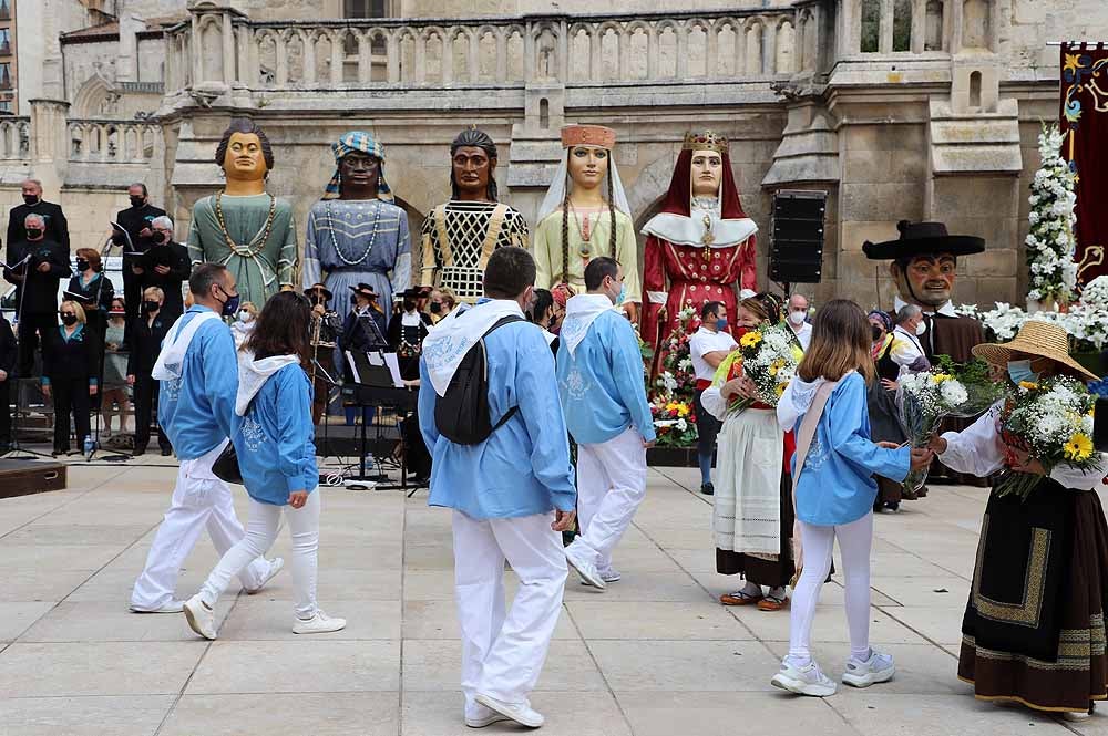 Fotos: La ofrenda floral a Santa María la Mayor en Burgos ha vuelto a la calle