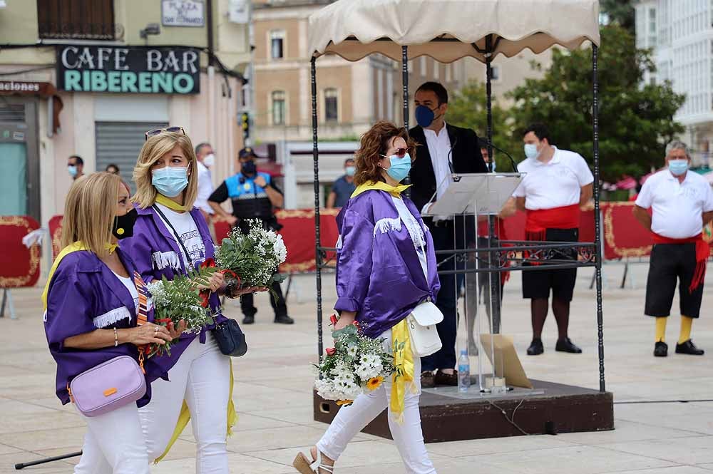 Fotos: La ofrenda floral a Santa María la Mayor en Burgos ha vuelto a la calle