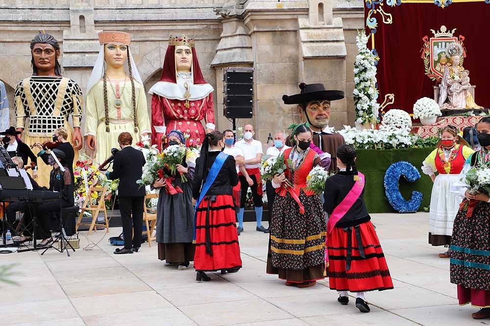 Fotos: La ofrenda floral a Santa María la Mayor en Burgos ha vuelto a la calle