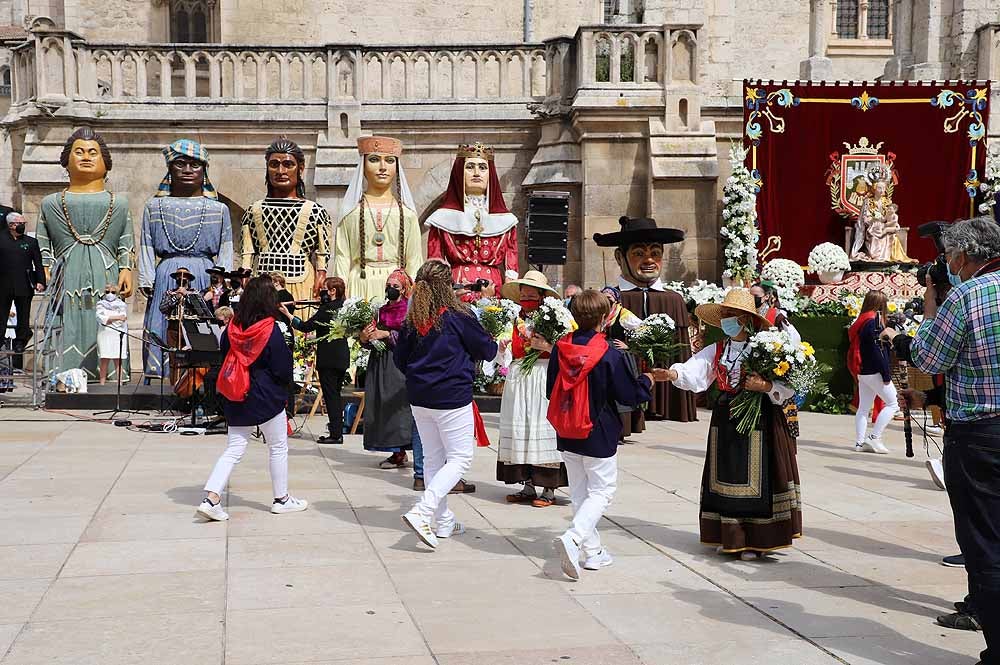 Fotos: La ofrenda floral a Santa María la Mayor en Burgos ha vuelto a la calle