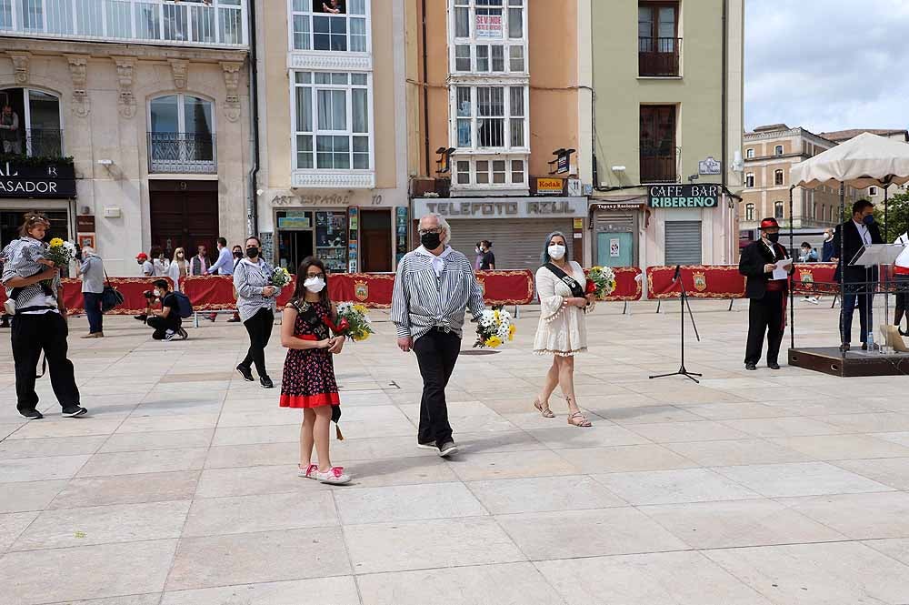 Fotos: La ofrenda floral a Santa María la Mayor en Burgos ha vuelto a la calle