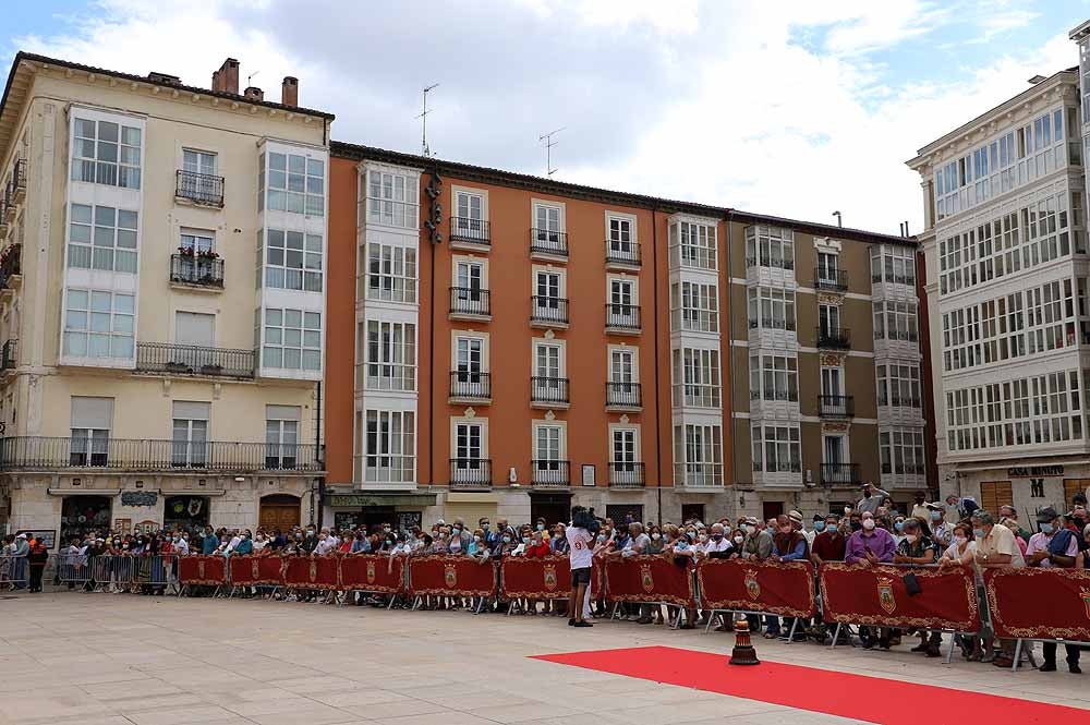 Fotos: La ofrenda floral a Santa María la Mayor en Burgos ha vuelto a la calle