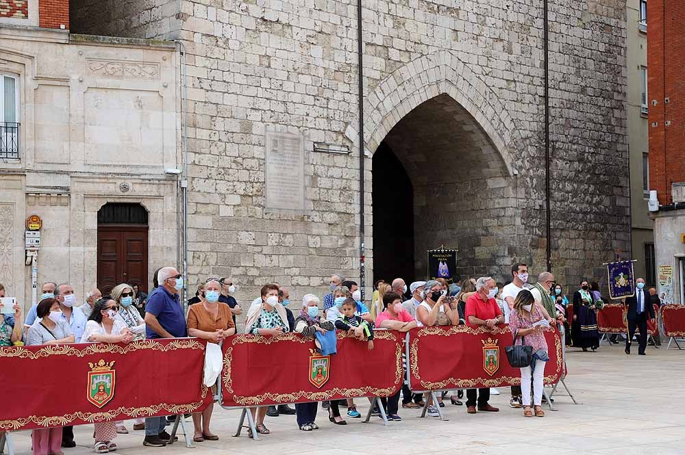 Fotos: La ofrenda floral a Santa María la Mayor en Burgos ha vuelto a la calle