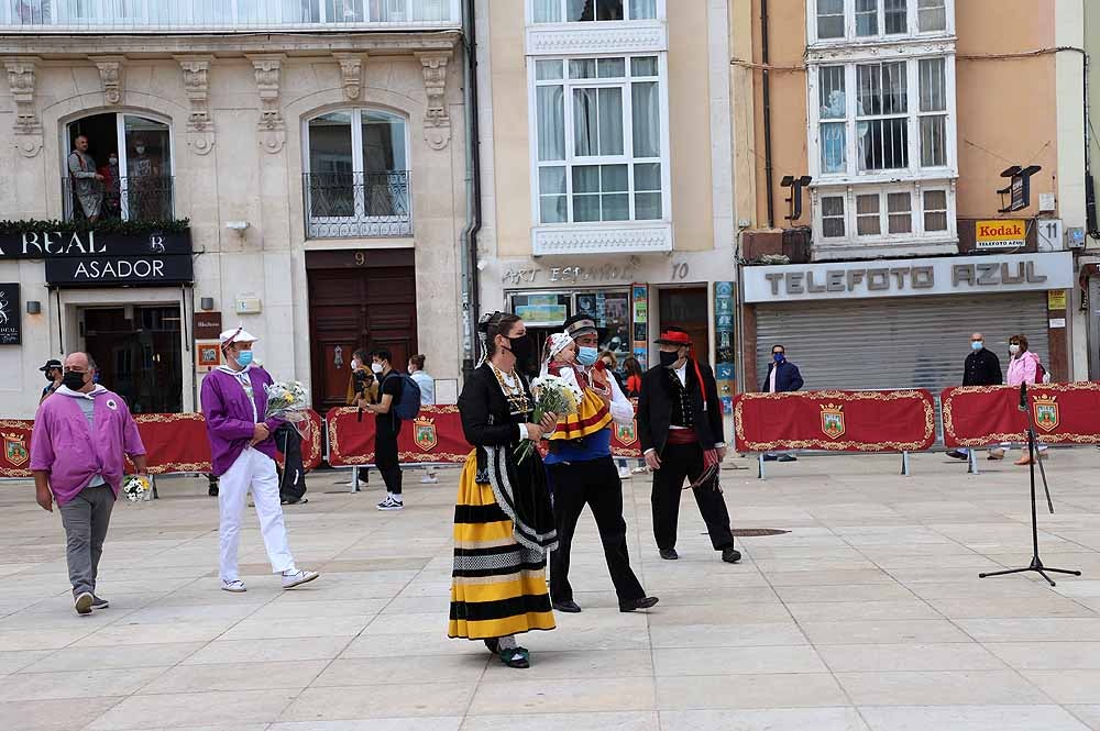 Fotos: La ofrenda floral a Santa María la Mayor en Burgos ha vuelto a la calle