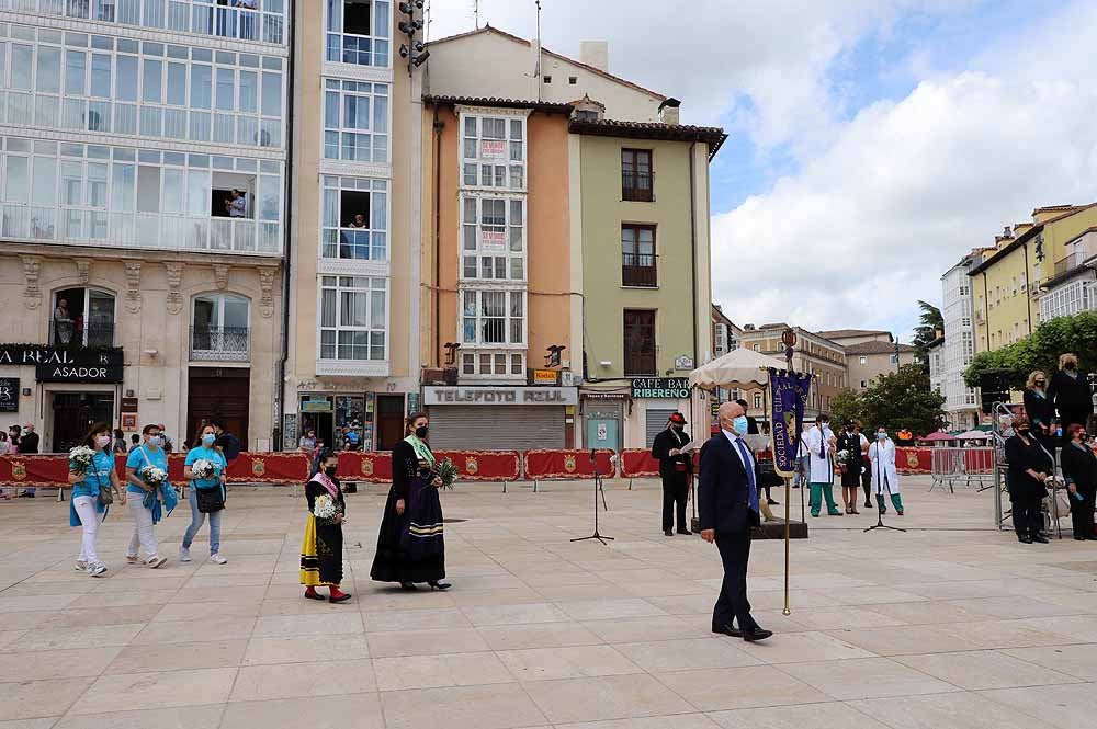 Fotos: La ofrenda floral a Santa María la Mayor en Burgos ha vuelto a la calle