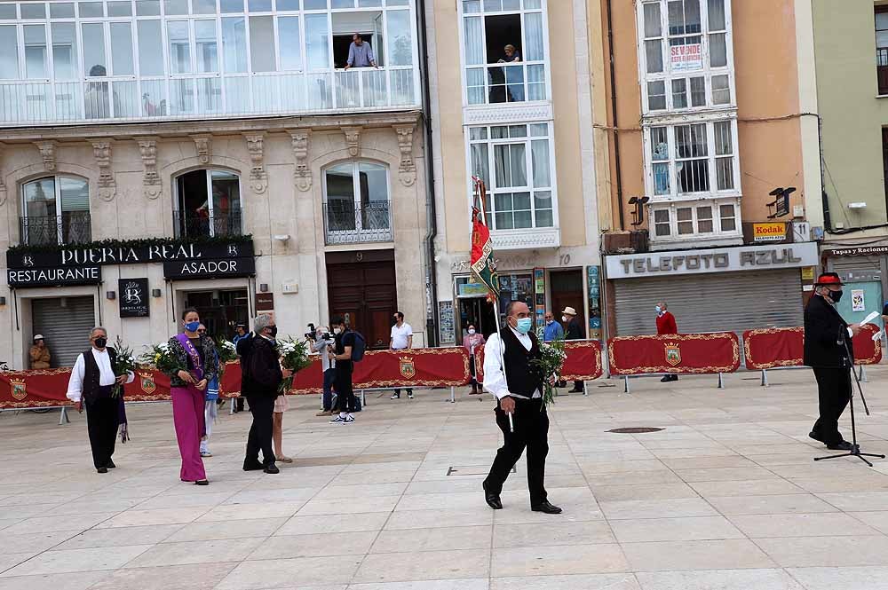 Fotos: La ofrenda floral a Santa María la Mayor en Burgos ha vuelto a la calle