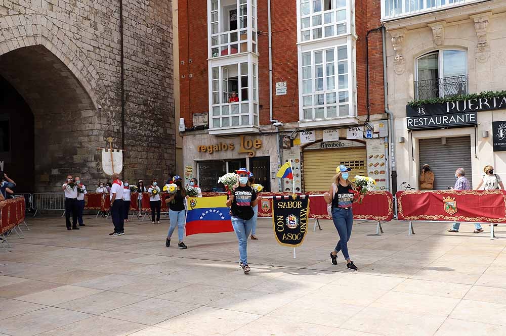 Fotos: La ofrenda floral a Santa María la Mayor en Burgos ha vuelto a la calle