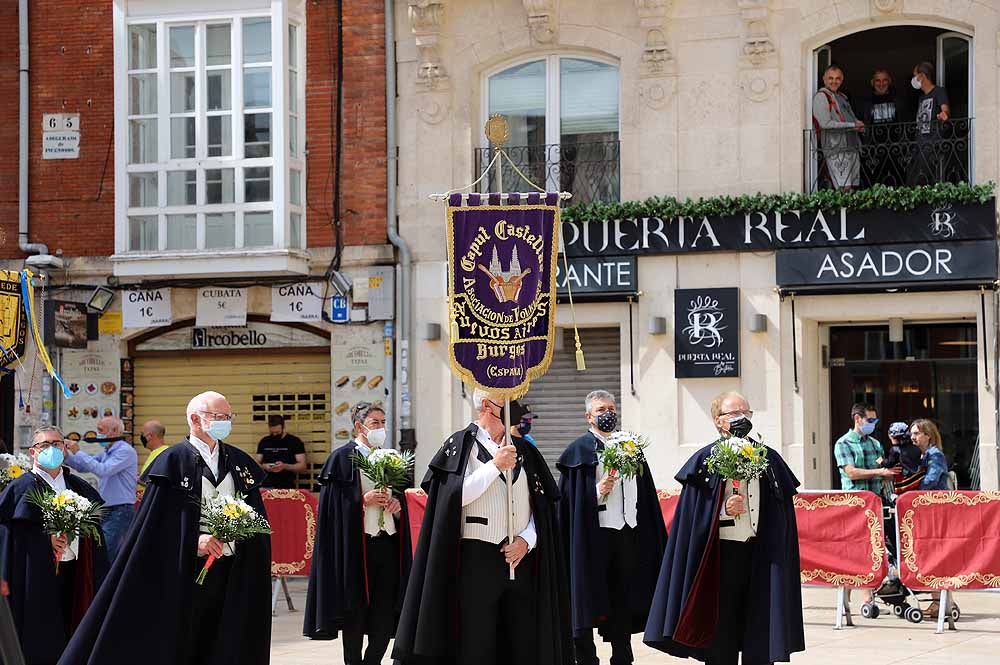 Fotos: La ofrenda floral a Santa María la Mayor en Burgos ha vuelto a la calle