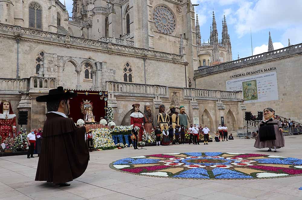 Fotos: La ofrenda floral a Santa María la Mayor en Burgos ha vuelto a la calle