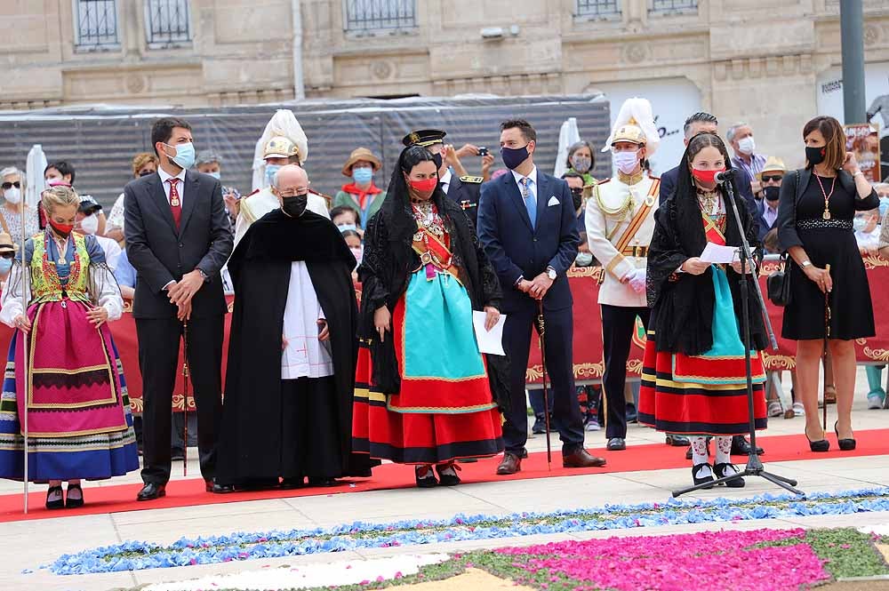 Fotos: La ofrenda floral a Santa María la Mayor en Burgos ha vuelto a la calle