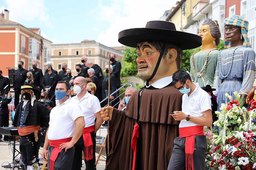 Fotos: La ofrenda floral a Santa María la Mayor en Burgos ha vuelto a la calle