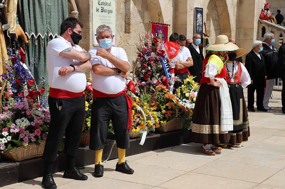 Fotos: La ofrenda floral a Santa María la Mayor en Burgos ha vuelto a la calle