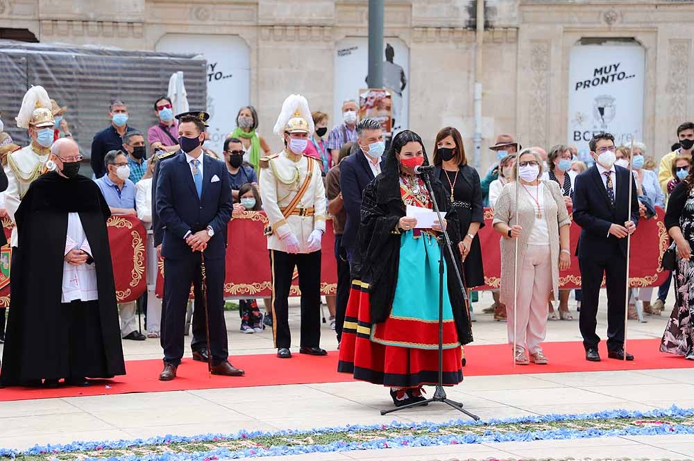 Fotos: La ofrenda floral a Santa María la Mayor en Burgos ha vuelto a la calle