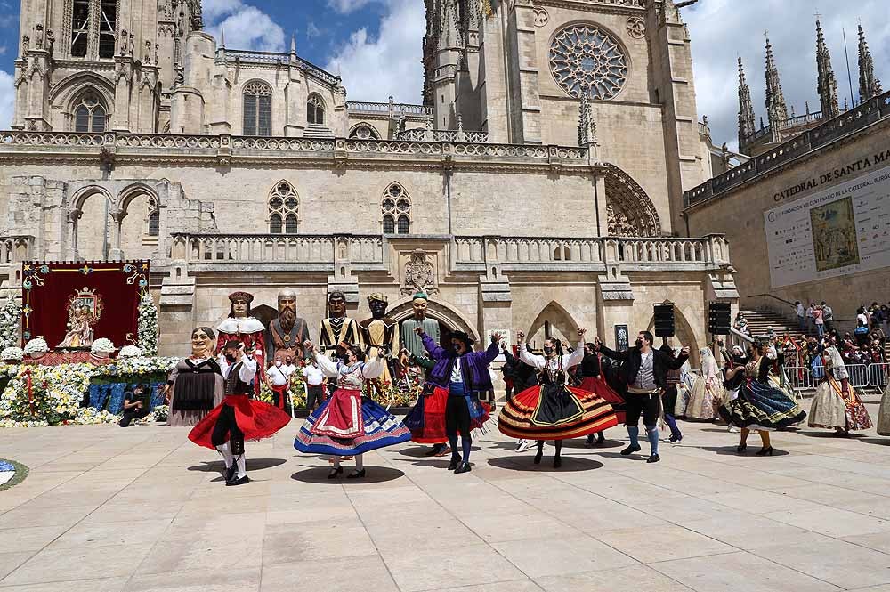 Fotos: La ofrenda floral a Santa María la Mayor en Burgos ha vuelto a la calle