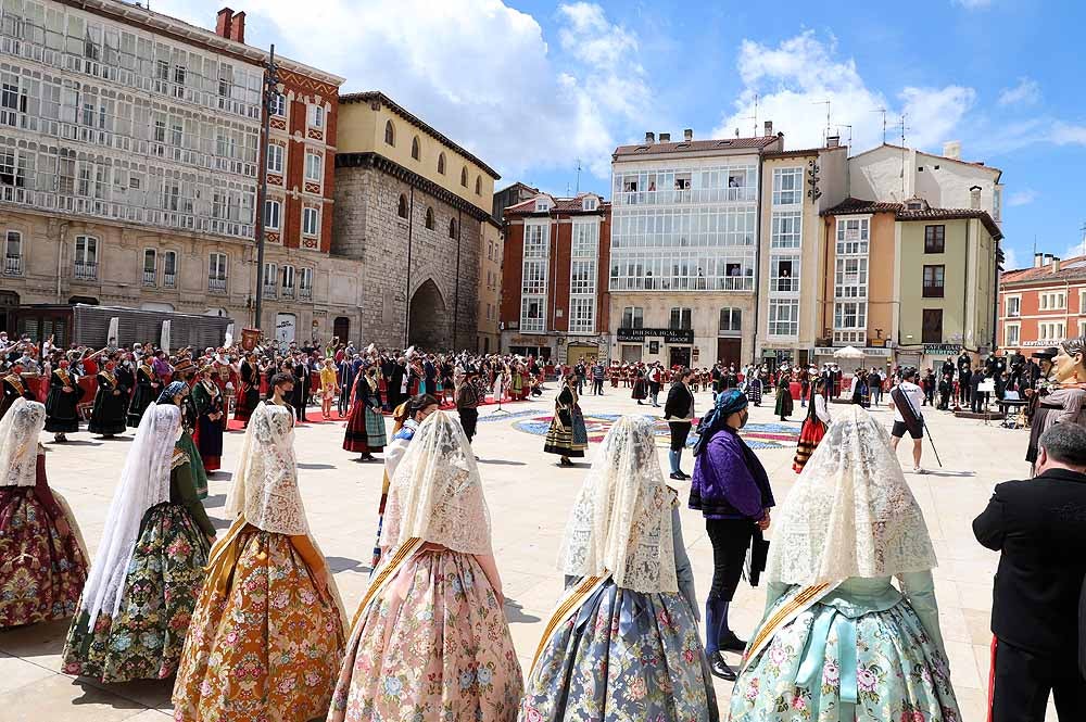 Fotos: La ofrenda floral a Santa María la Mayor en Burgos ha vuelto a la calle