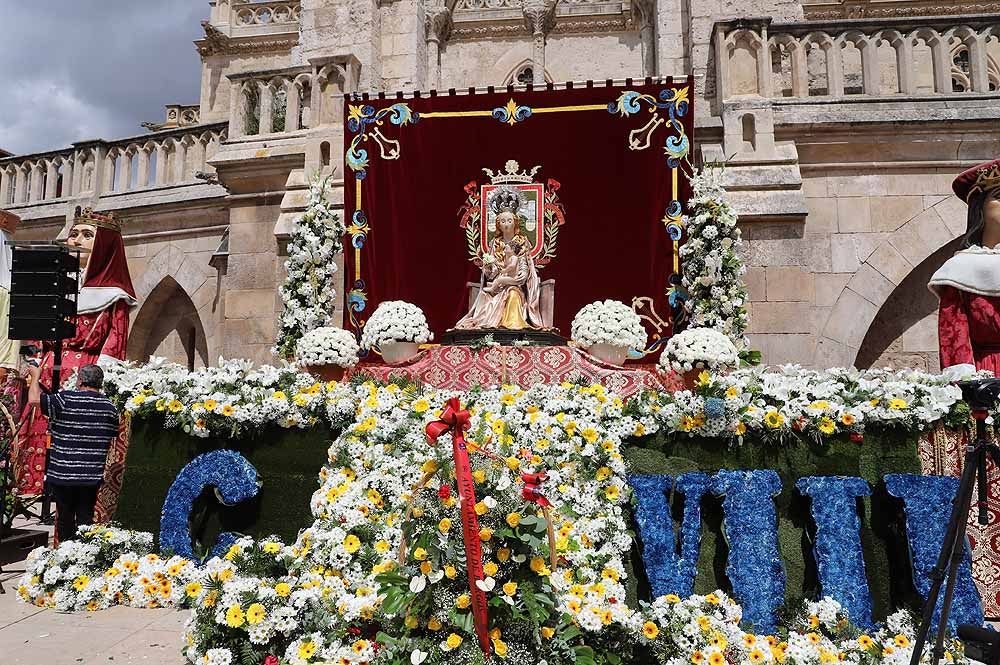 Fotos: La ofrenda floral a Santa María la Mayor en Burgos ha vuelto a la calle