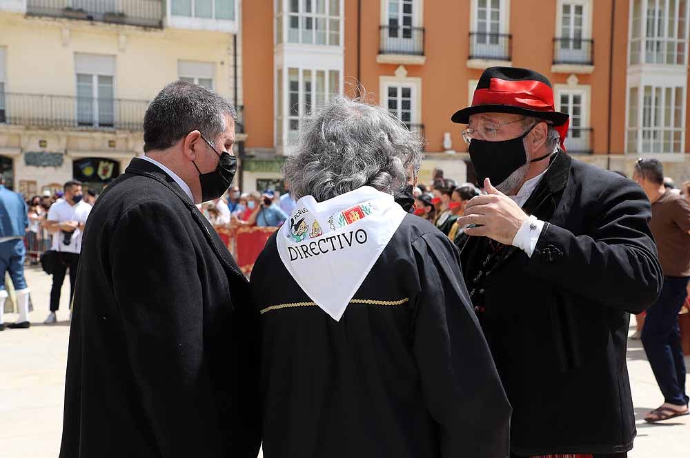 Fotos: La ofrenda floral a Santa María la Mayor en Burgos ha vuelto a la calle