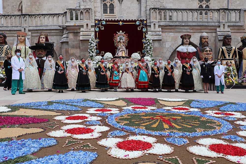 Fotos: La ofrenda floral a Santa María la Mayor en Burgos ha vuelto a la calle