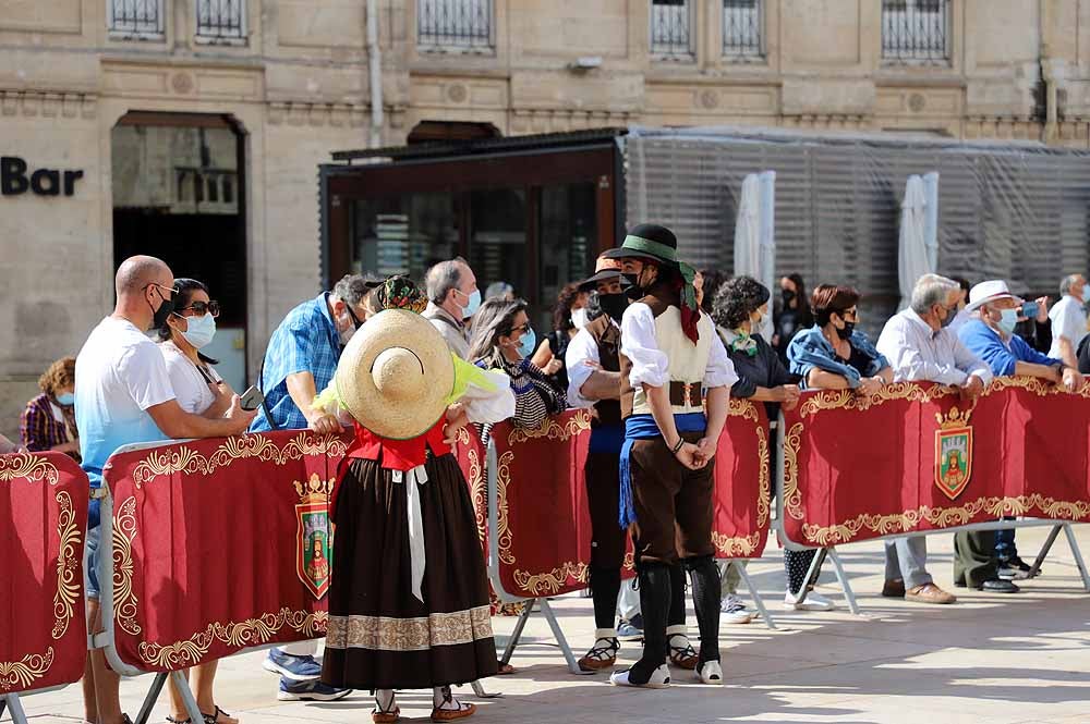 Fotos: La ofrenda floral a Santa María la Mayor en Burgos ha vuelto a la calle