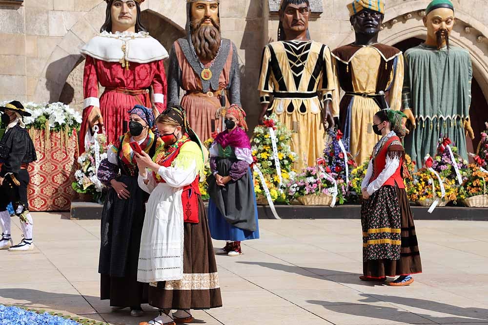 Fotos: La ofrenda floral a Santa María la Mayor en Burgos ha vuelto a la calle