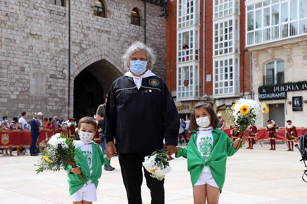 Fotos: La ofrenda floral a Santa María la Mayor en Burgos ha vuelto a la calle