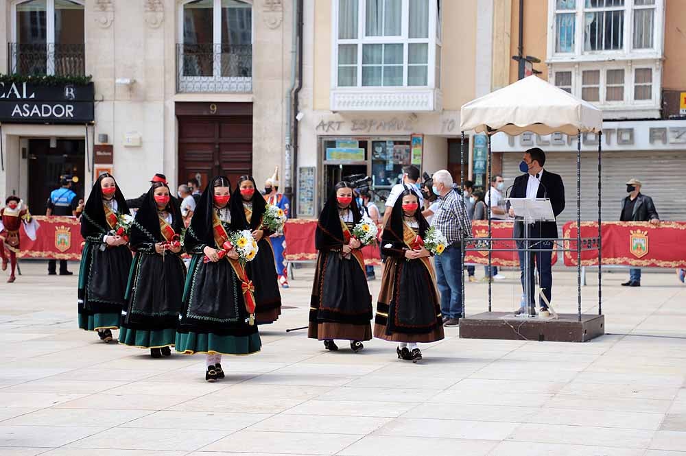 Fotos: La ofrenda floral a Santa María la Mayor en Burgos ha vuelto a la calle