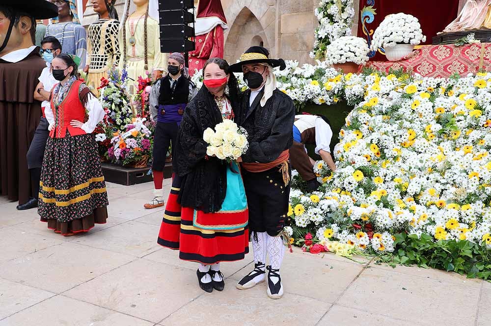 Fotos: La ofrenda floral a Santa María la Mayor en Burgos ha vuelto a la calle