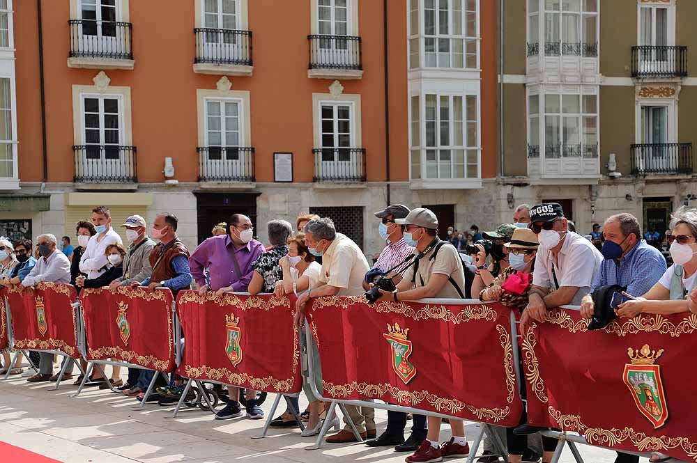 Fotos: La ofrenda floral a Santa María la Mayor en Burgos ha vuelto a la calle