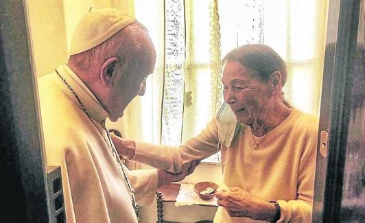 Edith Bruck recibió en febrero en su casa al Papa, que le agradeció su labor pedagógica en los colegios.