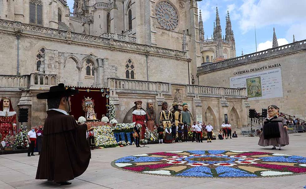 La ofrenda floral ha vuelto a la Plaza de Rey San Fernando.