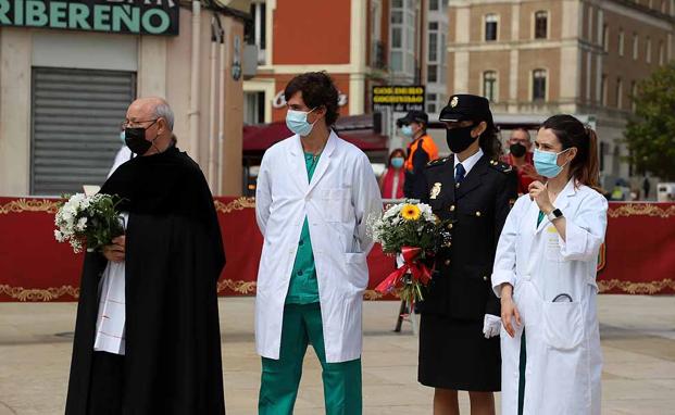 Los sanitarios Esther Zarzosa y Luis Casaval y la policía nacional Jimena Palacios ha sido invitados en representación de los colectivos policiales y sanitarios que han sido esenciales en la pandemia.