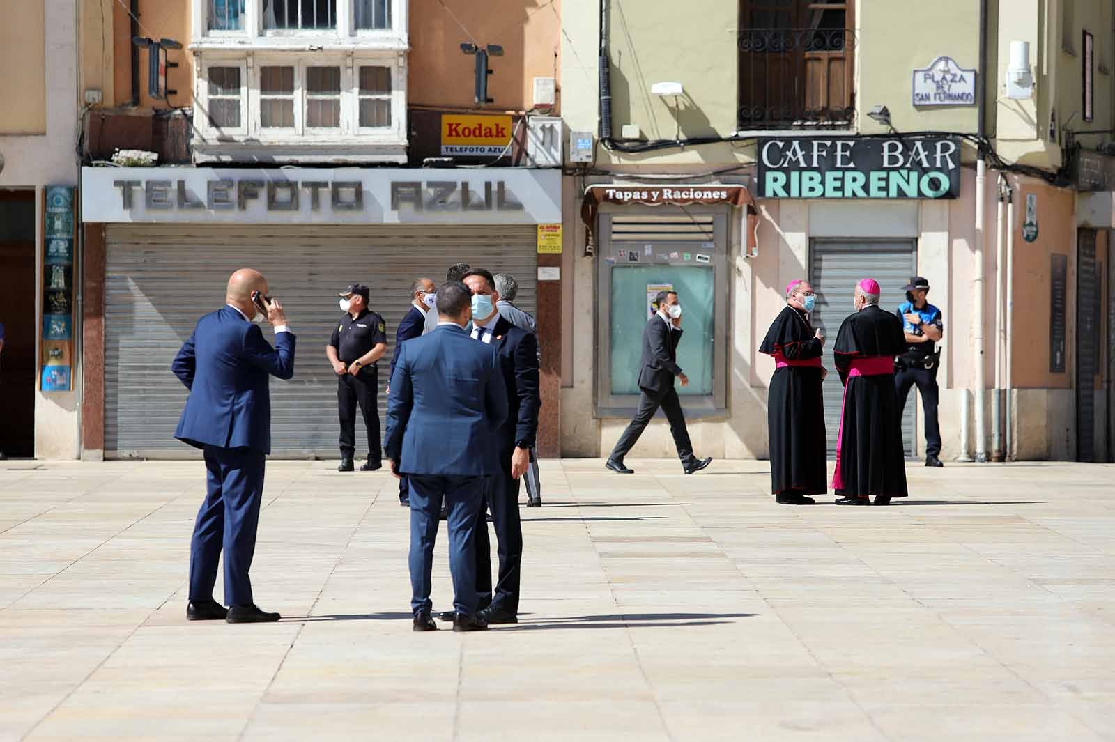 Decenas de burgaleses se concentran a las faldas de la Catedral en el primer día de la muestra en la ciudad