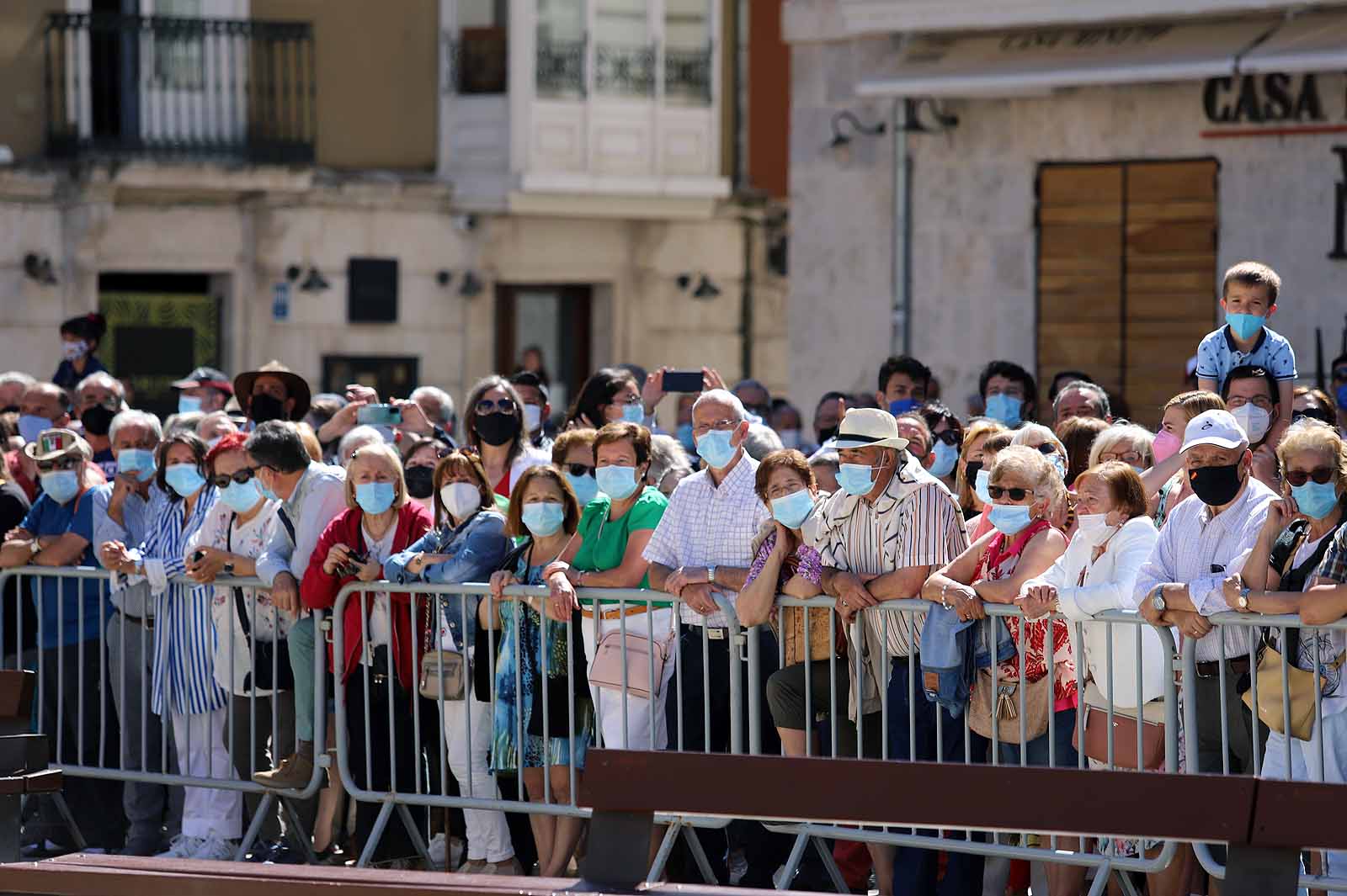 Decenas de burgaleses se concentran a las faldas de la Catedral en el primer día de la muestra en la ciudad