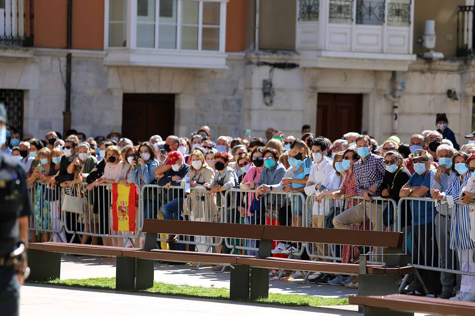 Decenas de burgaleses se concentran a las faldas de la Catedral en el primer día de la muestra en la ciudad