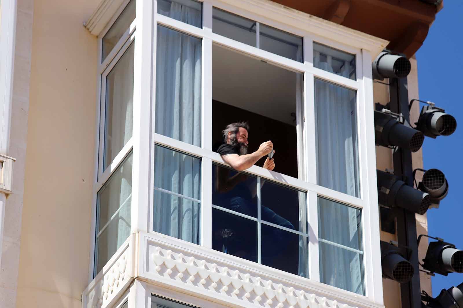 Decenas de burgaleses se concentran a las faldas de la Catedral en el primer día de la muestra en la ciudad