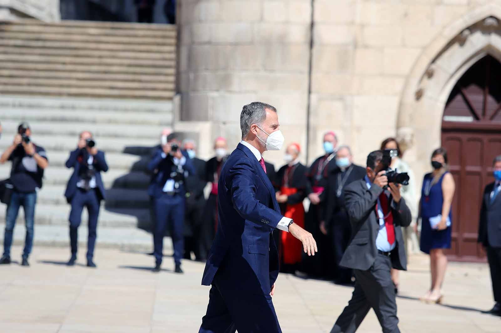 Decenas de burgaleses se concentran a las faldas de la Catedral en el primer día de la muestra en la ciudad