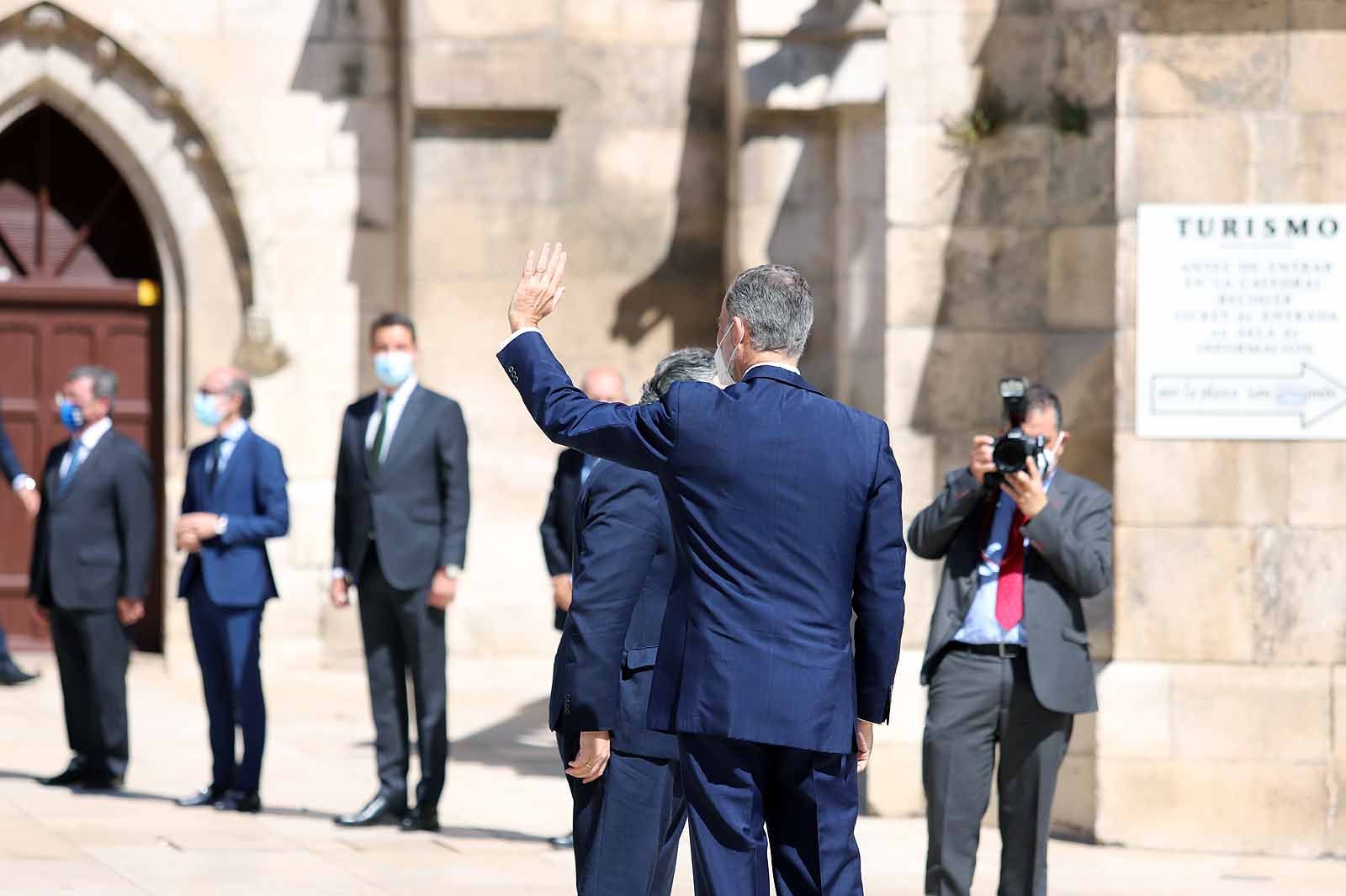 Decenas de burgaleses se concentran a las faldas de la Catedral en el primer día de la muestra en la ciudad