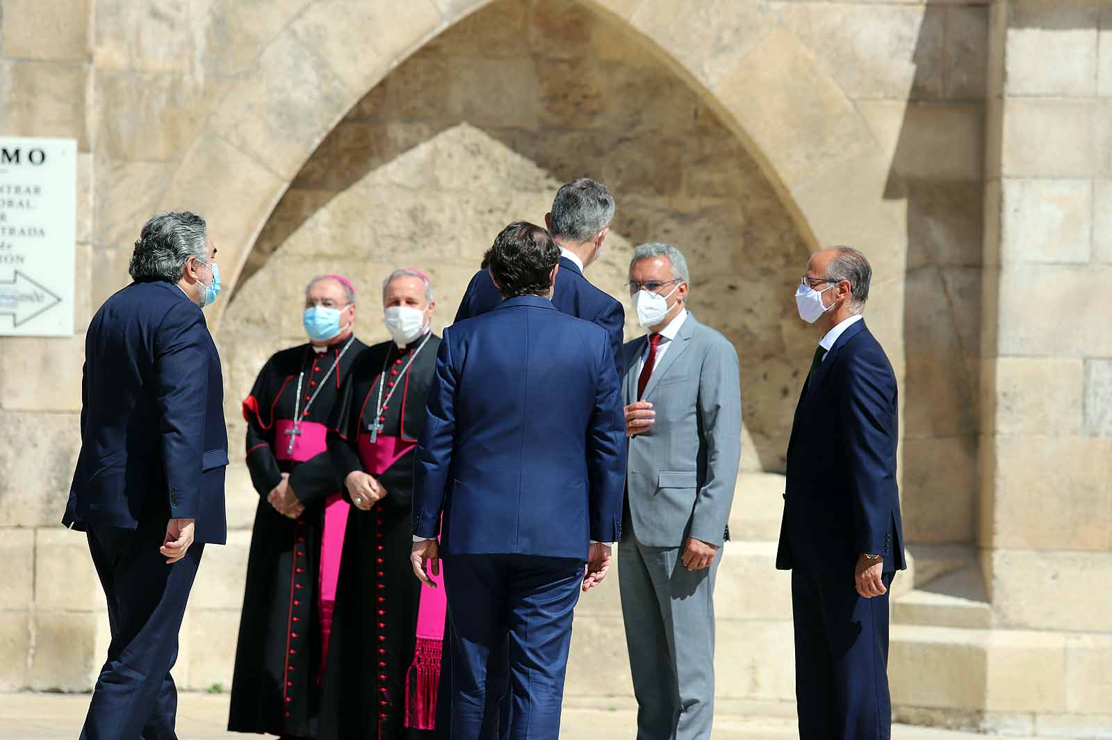 Decenas de burgaleses se concentran a las faldas de la Catedral en el primer día de la muestra en la ciudad