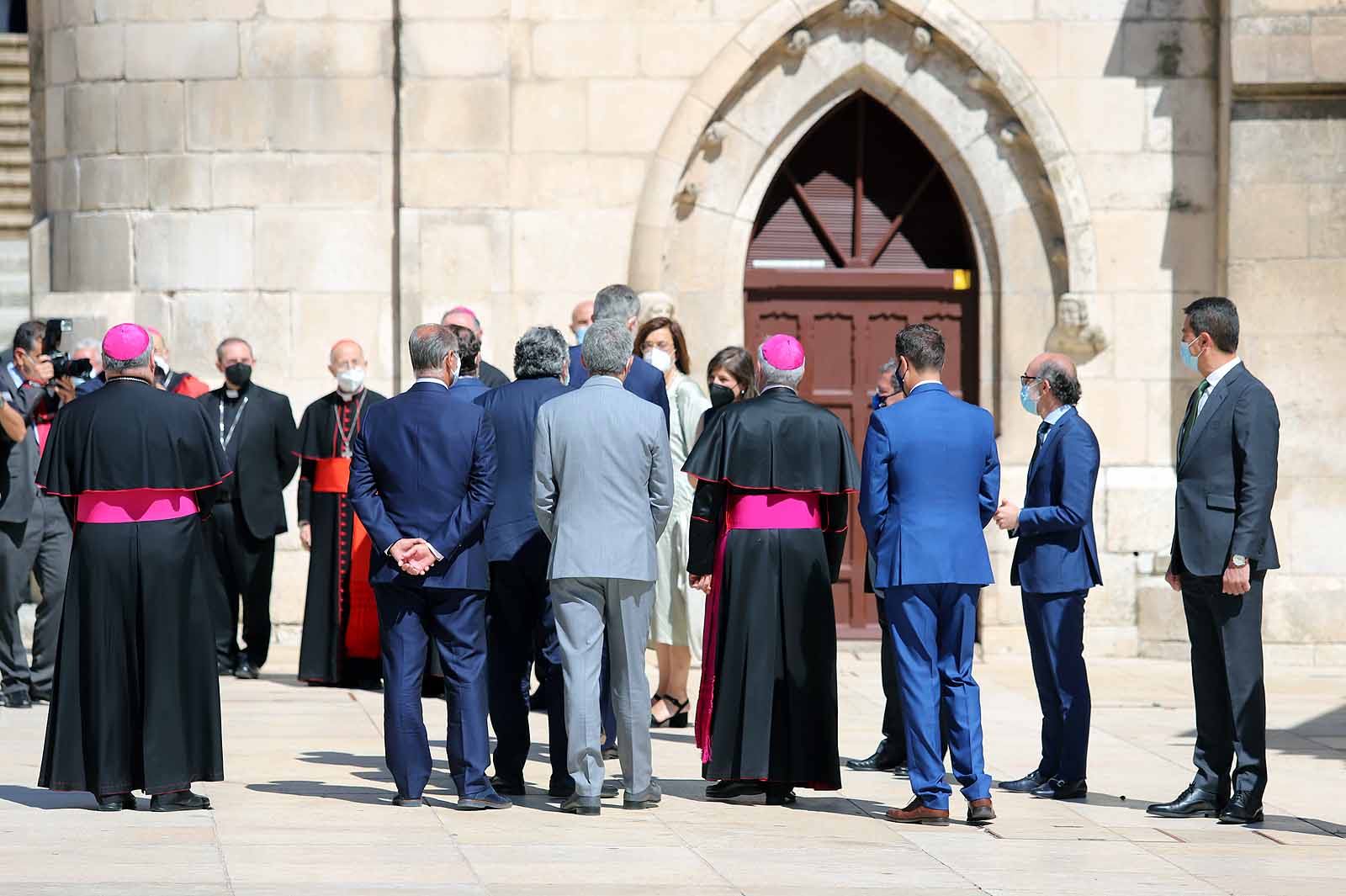 Decenas de burgaleses se concentran a las faldas de la Catedral en el primer día de la muestra en la ciudad