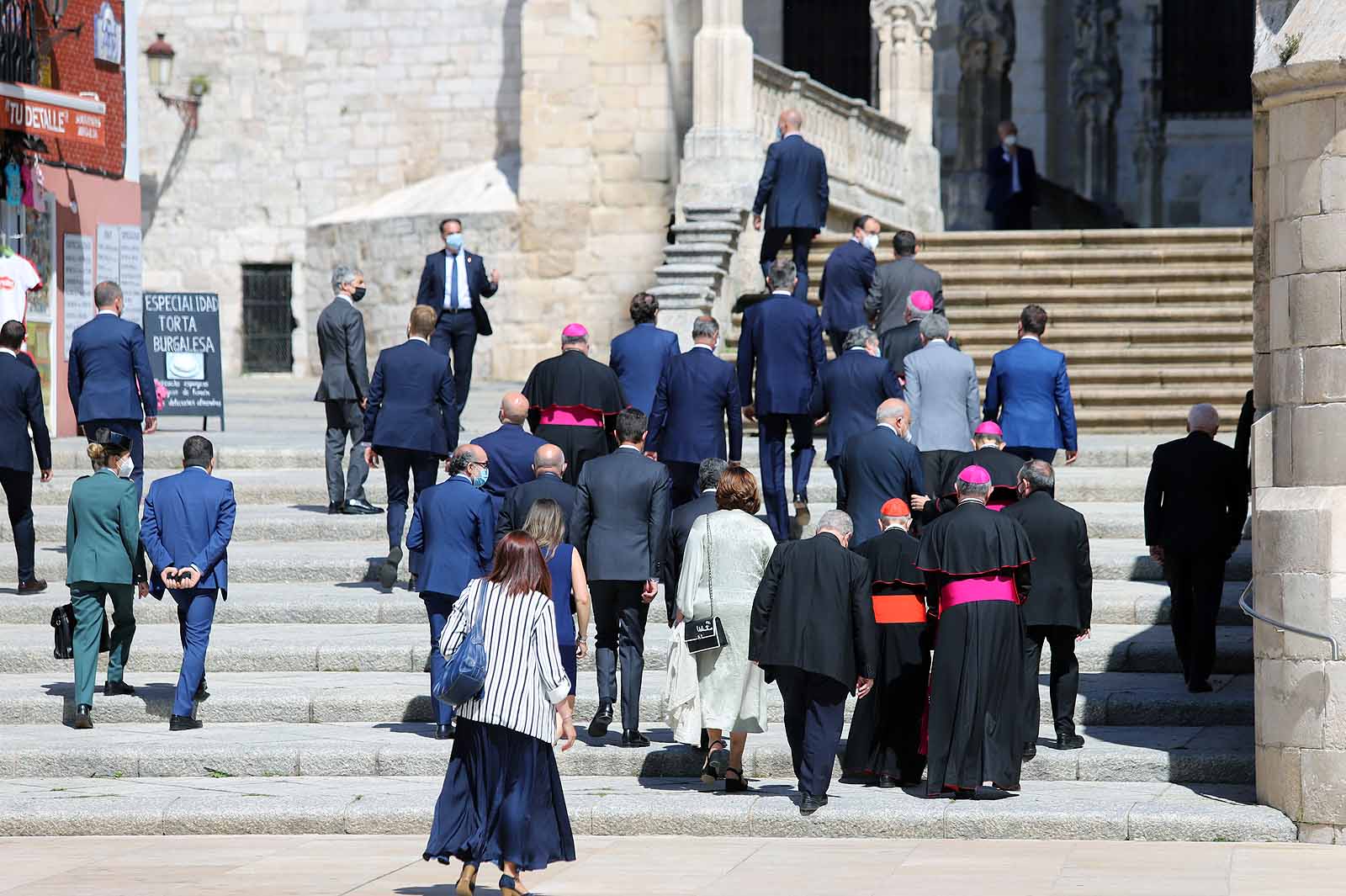 Decenas de burgaleses se concentran a las faldas de la Catedral en el primer día de la muestra en la ciudad