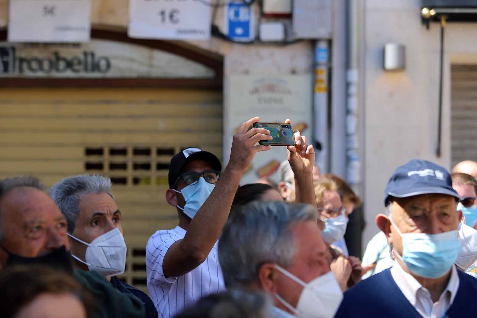 Decenas de burgaleses se concentran a las faldas de la Catedral en el primer día de la muestra en la ciudad