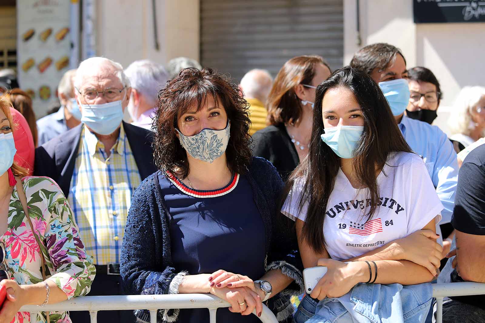 Decenas de burgaleses se concentran a las faldas de la Catedral en el primer día de la muestra en la ciudad