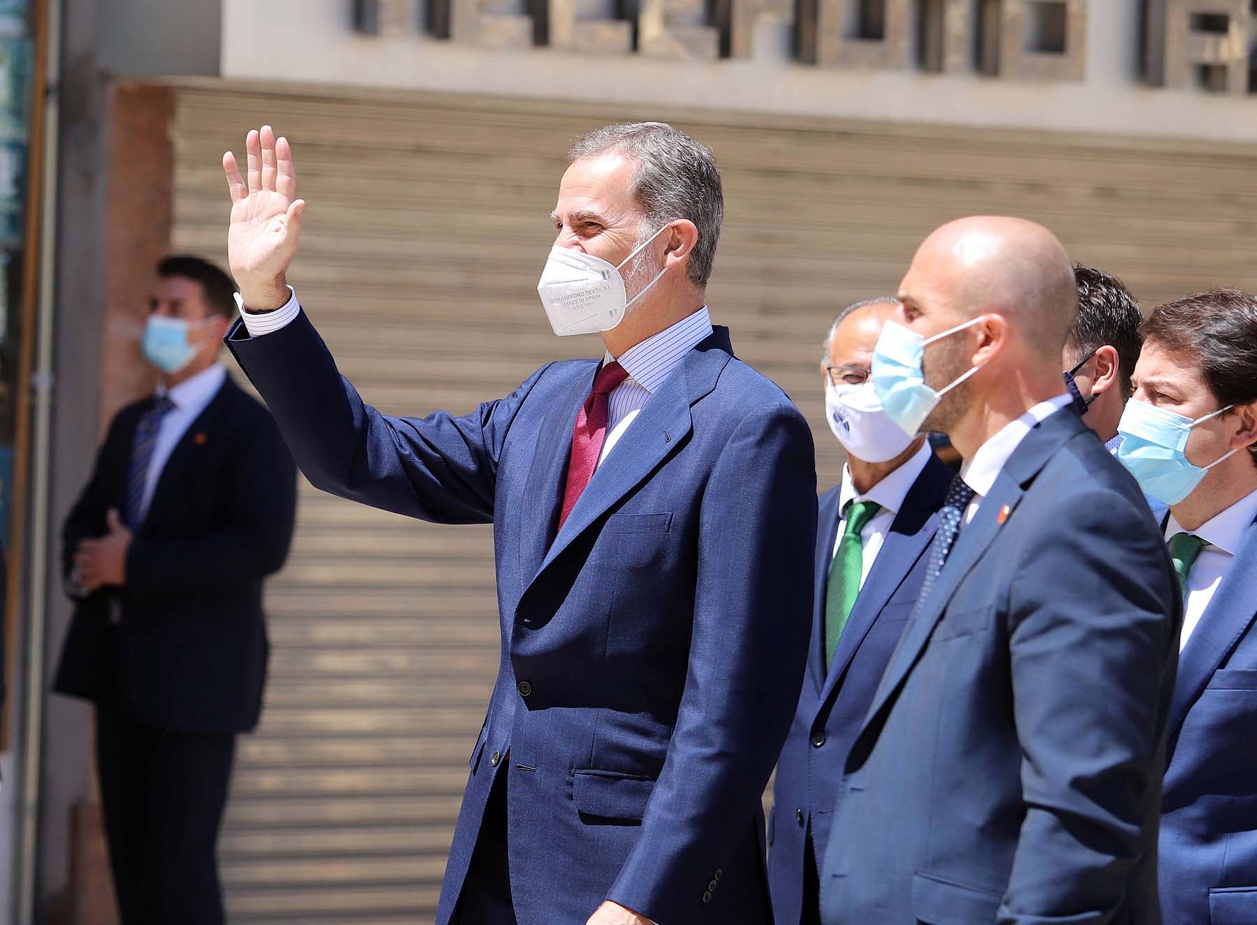 Centenares de burgaleses se concentran a las faldas de la Catedral en el primer día de la muestra en la ciudad