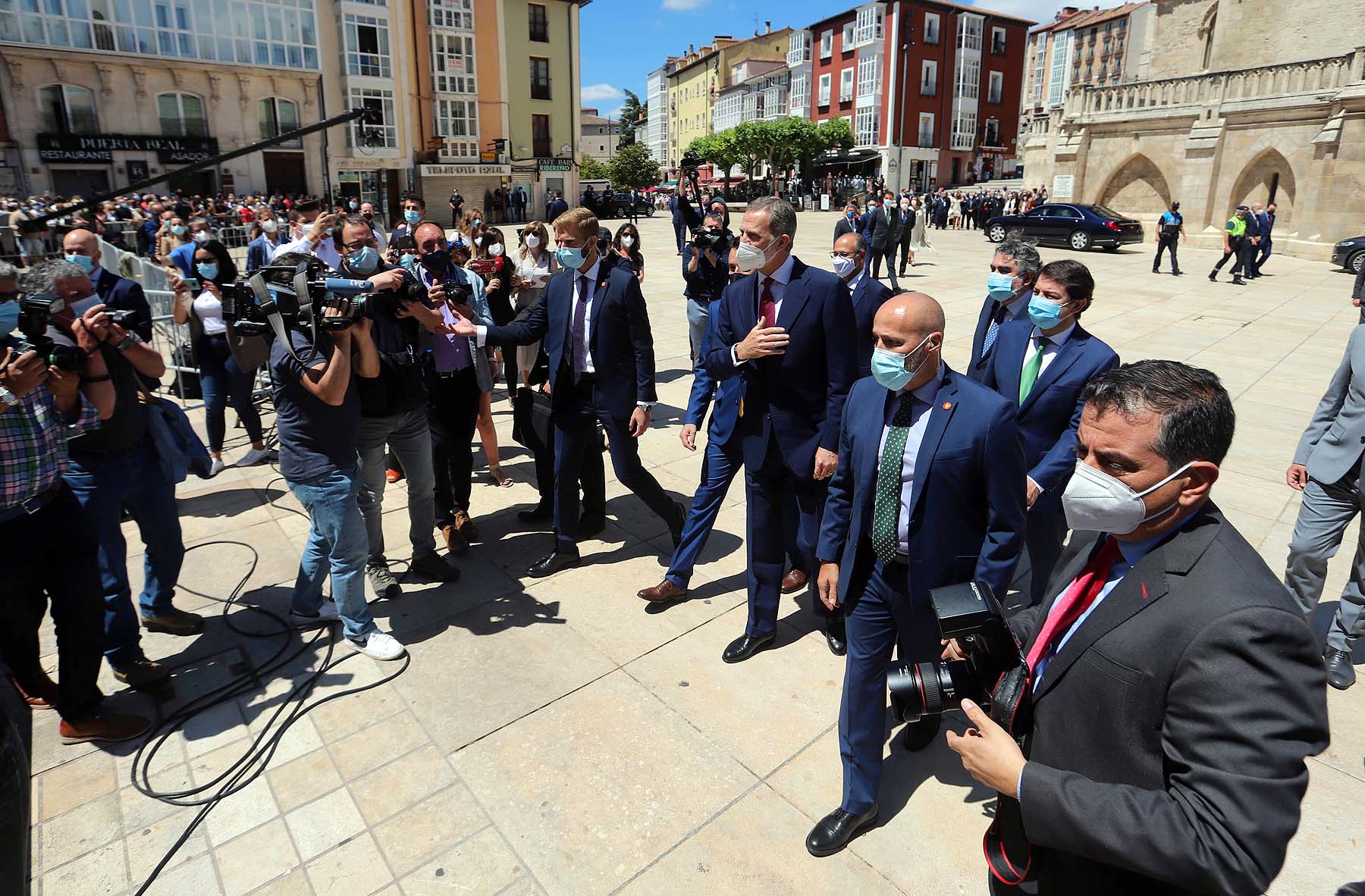 Centenares de burgaleses se concentran a las faldas de la Catedral en el primer día de la muestra en la ciudad