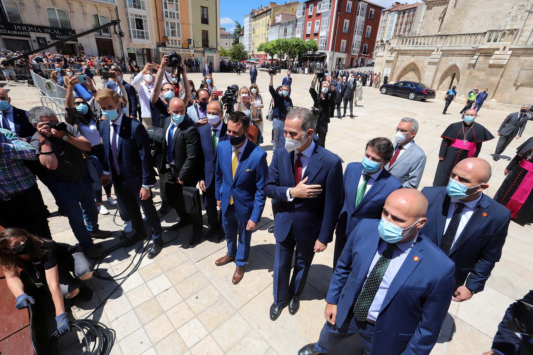 Centenares de burgaleses se concentran a las faldas de la Catedral en el primer día de la muestra en la ciudad