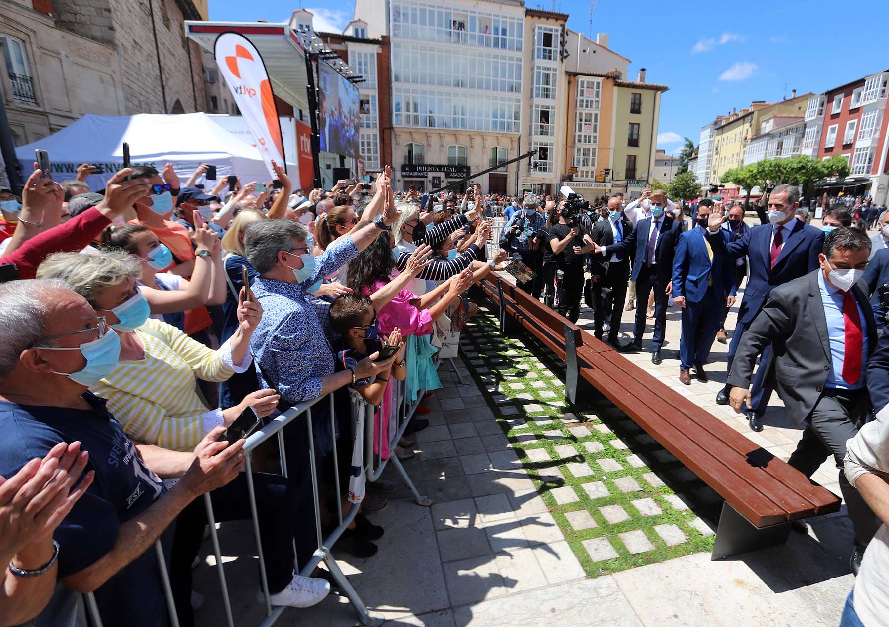 Centenares de burgaleses se concentran a las faldas de la Catedral en el primer día de la muestra en la ciudad